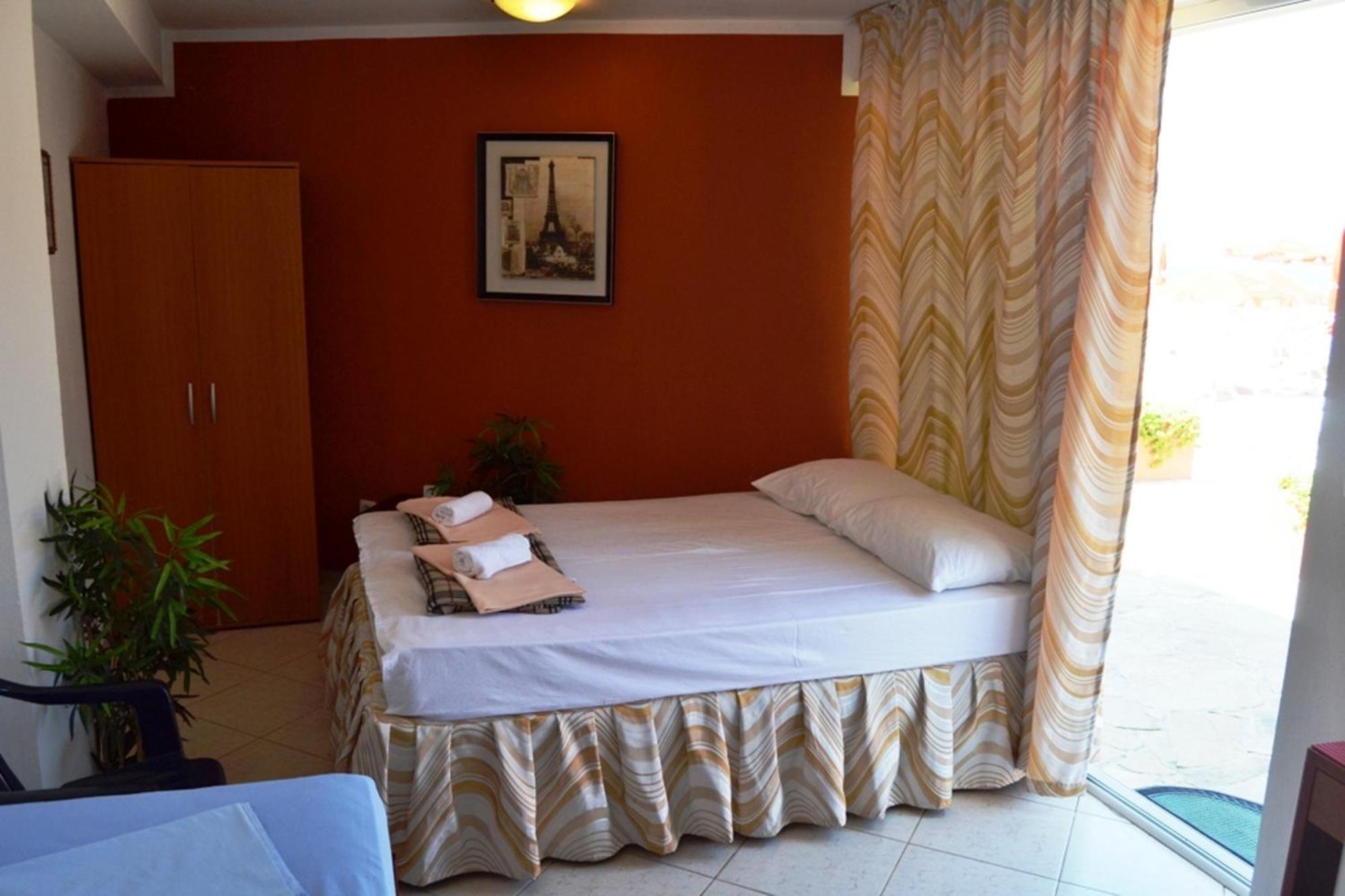 David Apartments And Rooms Dobra Voda Esterno foto