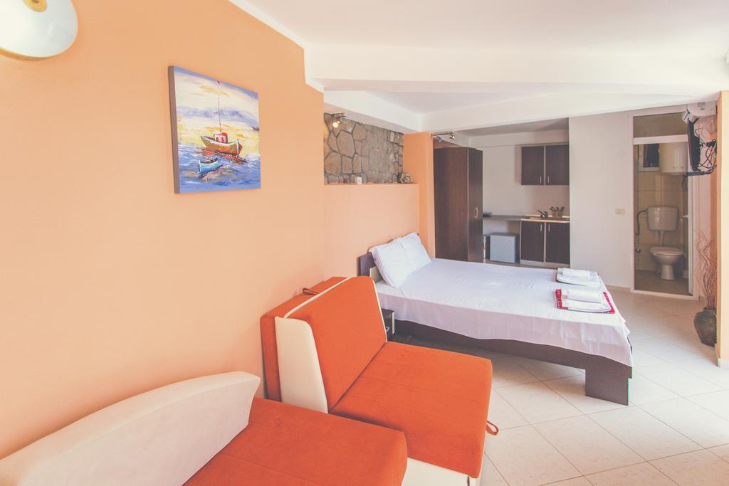 David Apartments And Rooms Dobra Voda Esterno foto