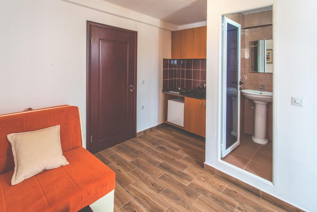 David Apartments And Rooms Dobra Voda Esterno foto